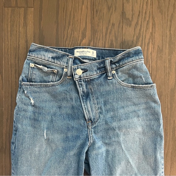 Abercrombie Ultra High Rise 90s Straight Criss-Cross Jean in Medium Wash - Picture 4 of 5